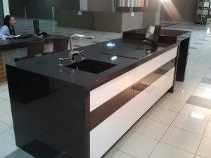Czarne blaty kuchenne  z konglomeratu kwarcowego Technistone Gobi Black