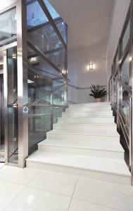 Stopnie stopnice schody białe z konglomeratu   Crystal Polar White