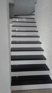 Stopnie stopnice z konglomeratu kwarcowego czarne Gobi Black 