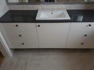 Blat łazienkowy z konglomeratu  Crystal Anthracite Pure 