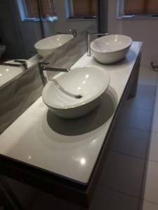 Blat łazienkowy z konglomeratu Crystal Absolut White 