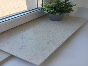 Parapety wewnętrzne białe z marmurkiem  Bianco River