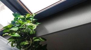 Parapety z konglomeratu kwarcowego , szary z świecącymi drobinkami 