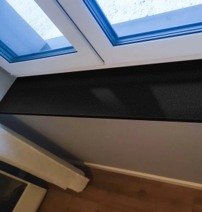 CZARNE MIENIĄCE SIĘ PARAPETY Z KONGLOMERATU KWARCOWEGO