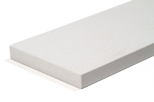 Białe mieniące parapety  z konglomeratu Brilliant White 